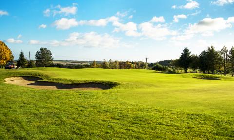 6th  hole - avoid the bunkers left and right and you set up a birdie chance